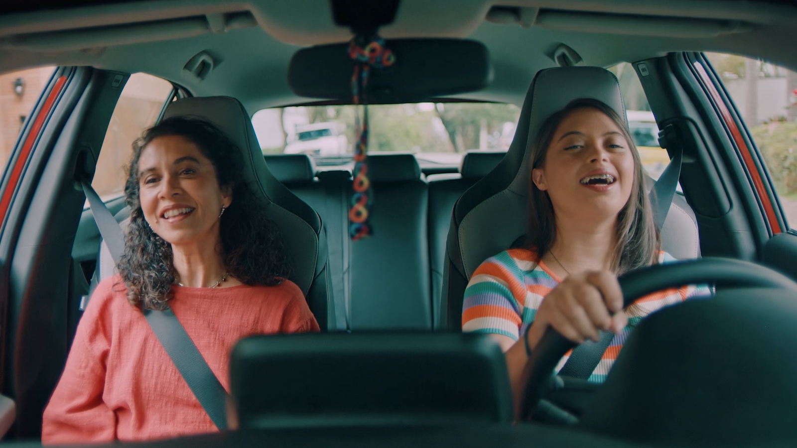 Laura e sua mãe dentro do carro