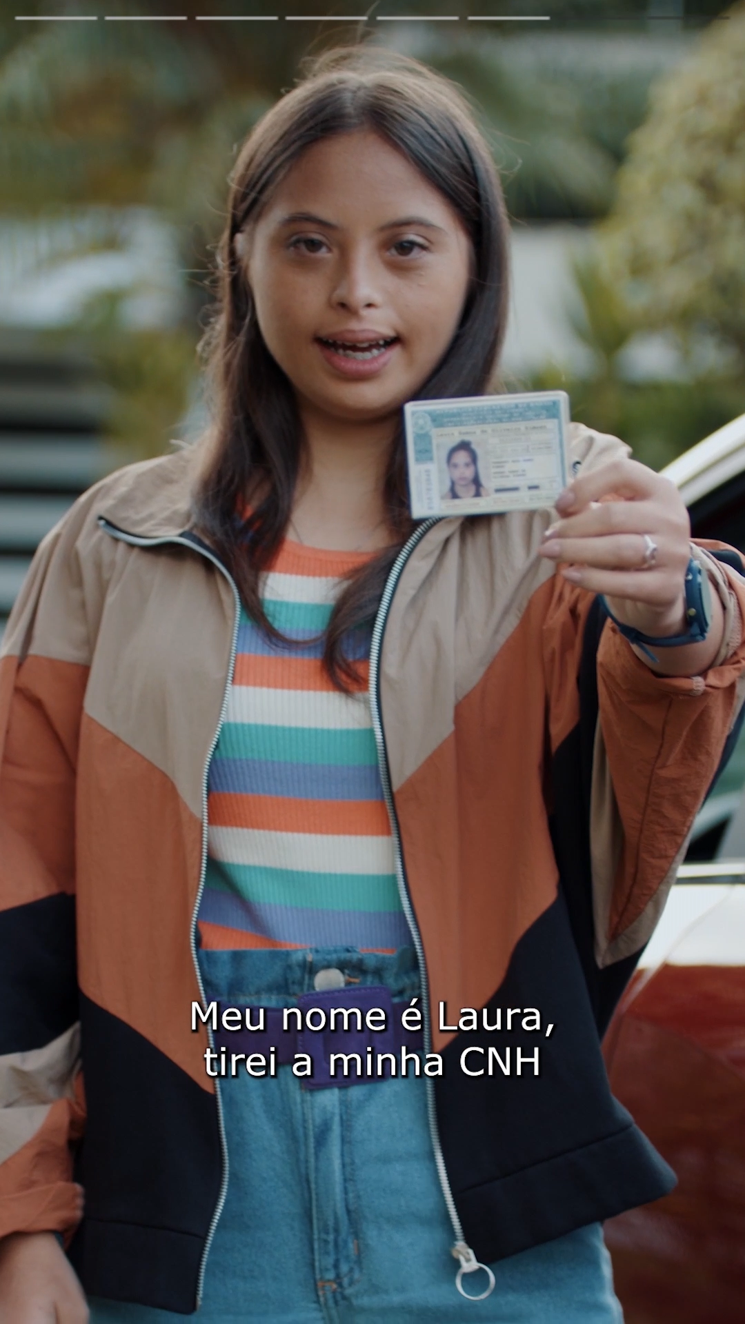 Laura segurando sua carteira de motorista
